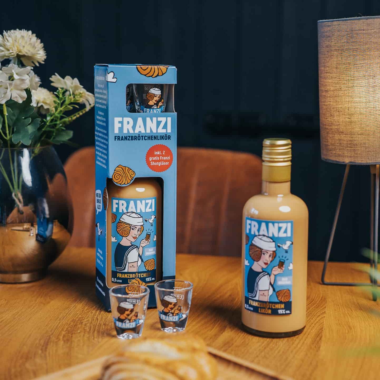 Eine Franzi Franzbrötchenlikör Geschenkbox mit zwei Franzi Schnapsgläsern