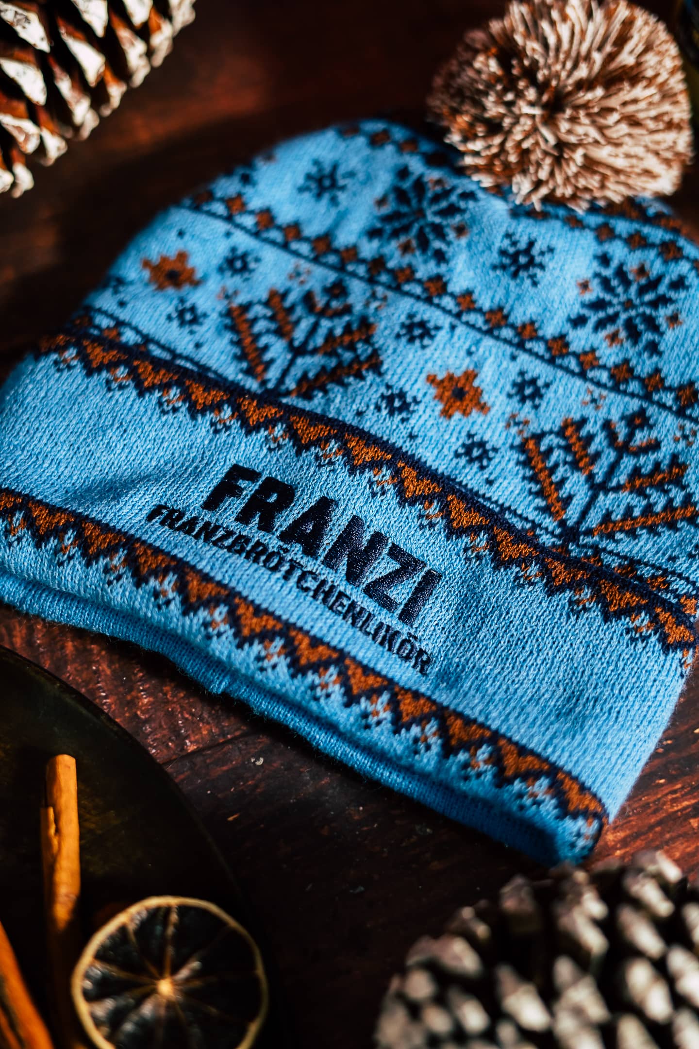 Eine blaue Franzi Franzbrötchenlikör Beanie für den Winter
