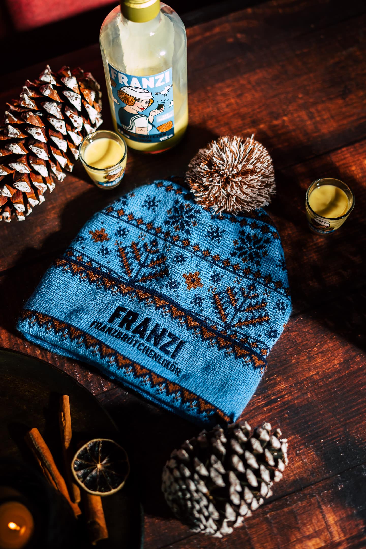 Eine Franzi Franzbrötchenlikör Mütze mit winterlichem Muster in blau