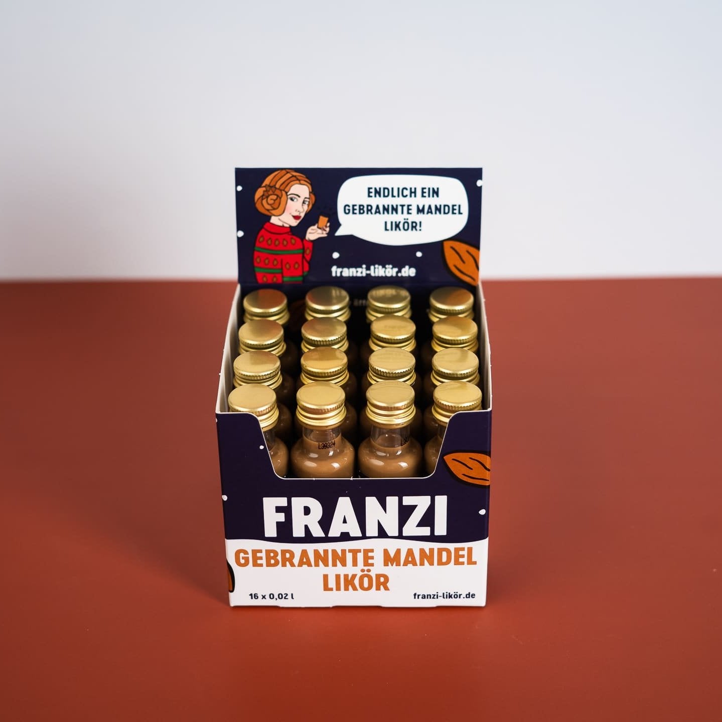 Eine geöffnete Franzi Likör Minibox in der Gebrannten Mandel Variante