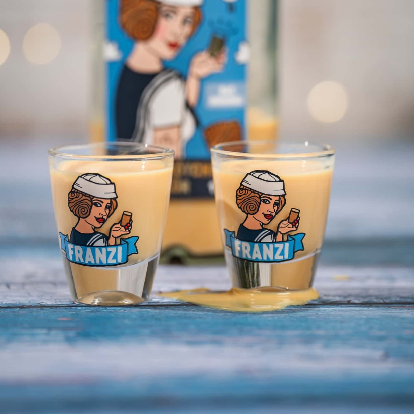 Zwei Schnapsgläser befüllt mit Franzbrötchenlikör